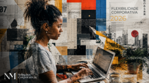 Profissional trabalhando em notebook em varanda com estética editorial futurista e elementos gráficos sobre flexibilidade nas empresas e modelo híbrido de trabalho