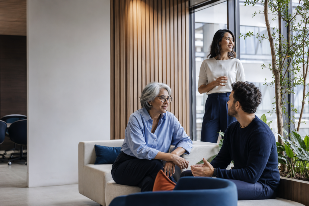 Profissionais em ambiente de trabalho voltado ao bem-estar